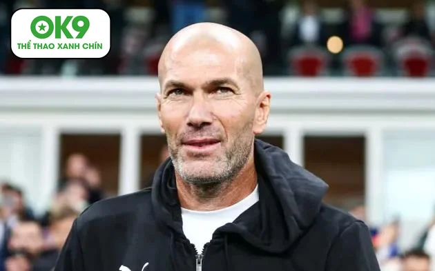 Zidane kiên quyết chờ dẫn dắt tuyển Pháp, từ chối lời mời từ các CLB lớn.